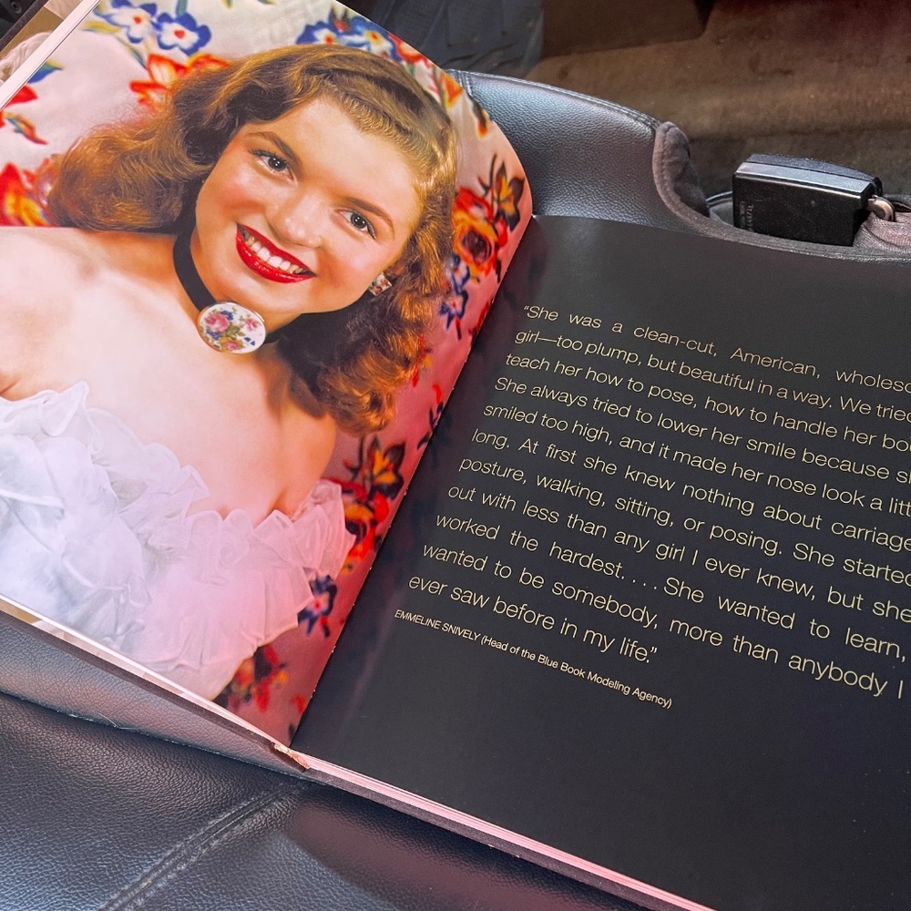 Metamorphosis Marilyn Monroe Glamour Photo Book - Picture 3 of 6